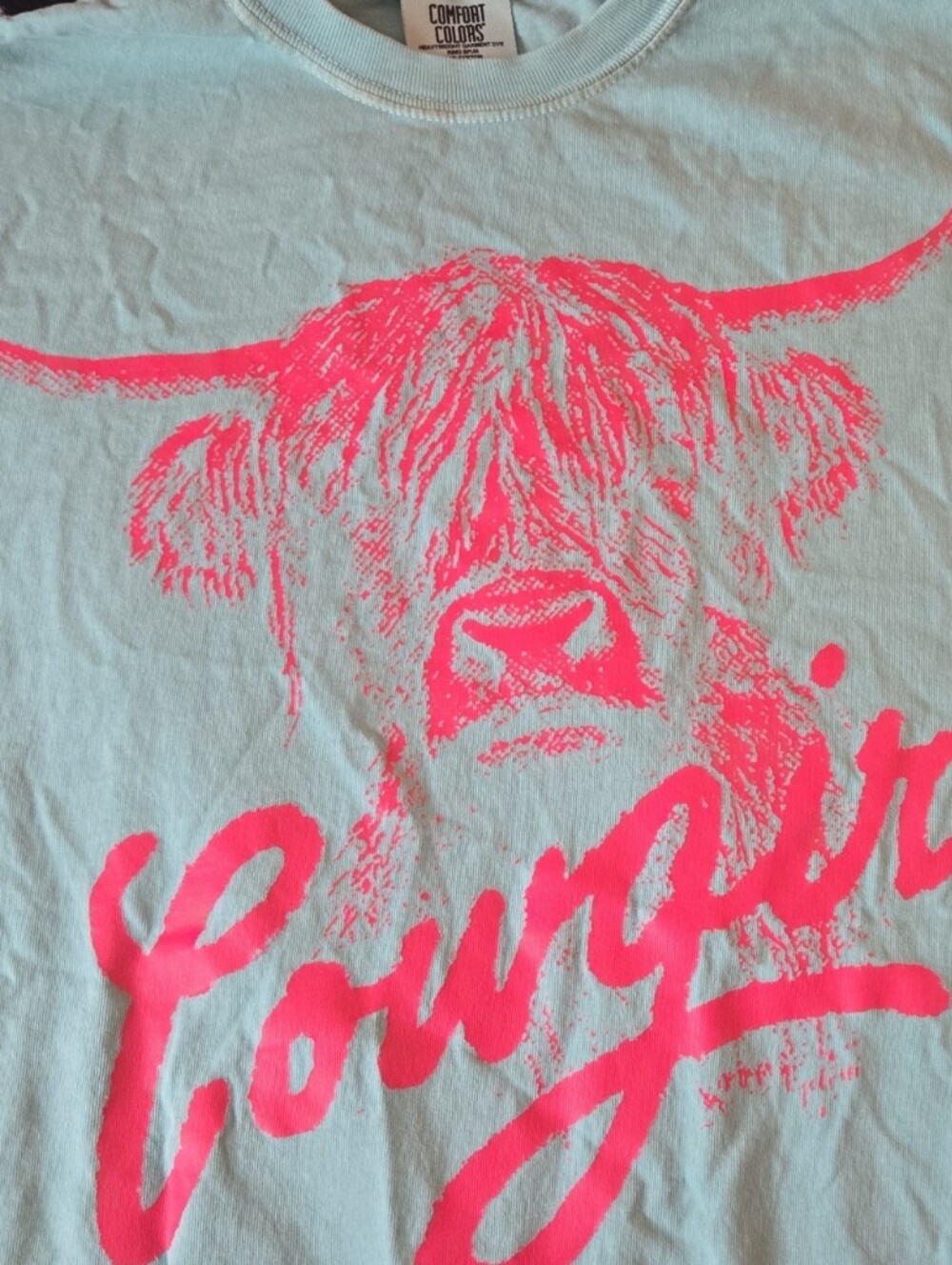 Comfort Colors Women's Highland Cow Tee in Turquoise with Neon Pink. Sze Lge